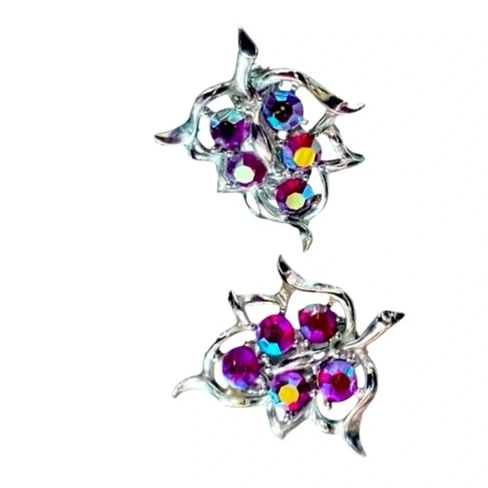 VTG SARAH COVENTRY 1959 AURORA BOREALIS RHINESTONE SILVER CLIP EARRING GRAPELEAF